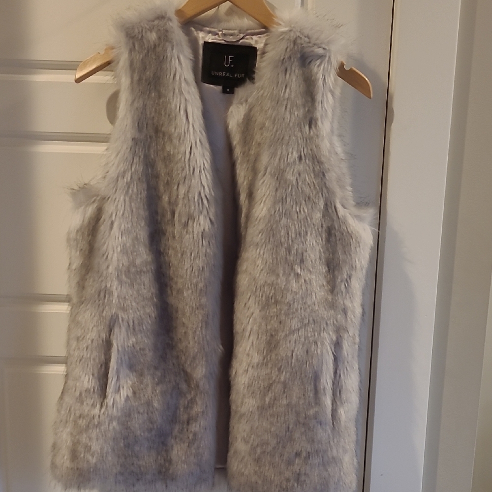 Faux Fur Vest in Gray. Size M